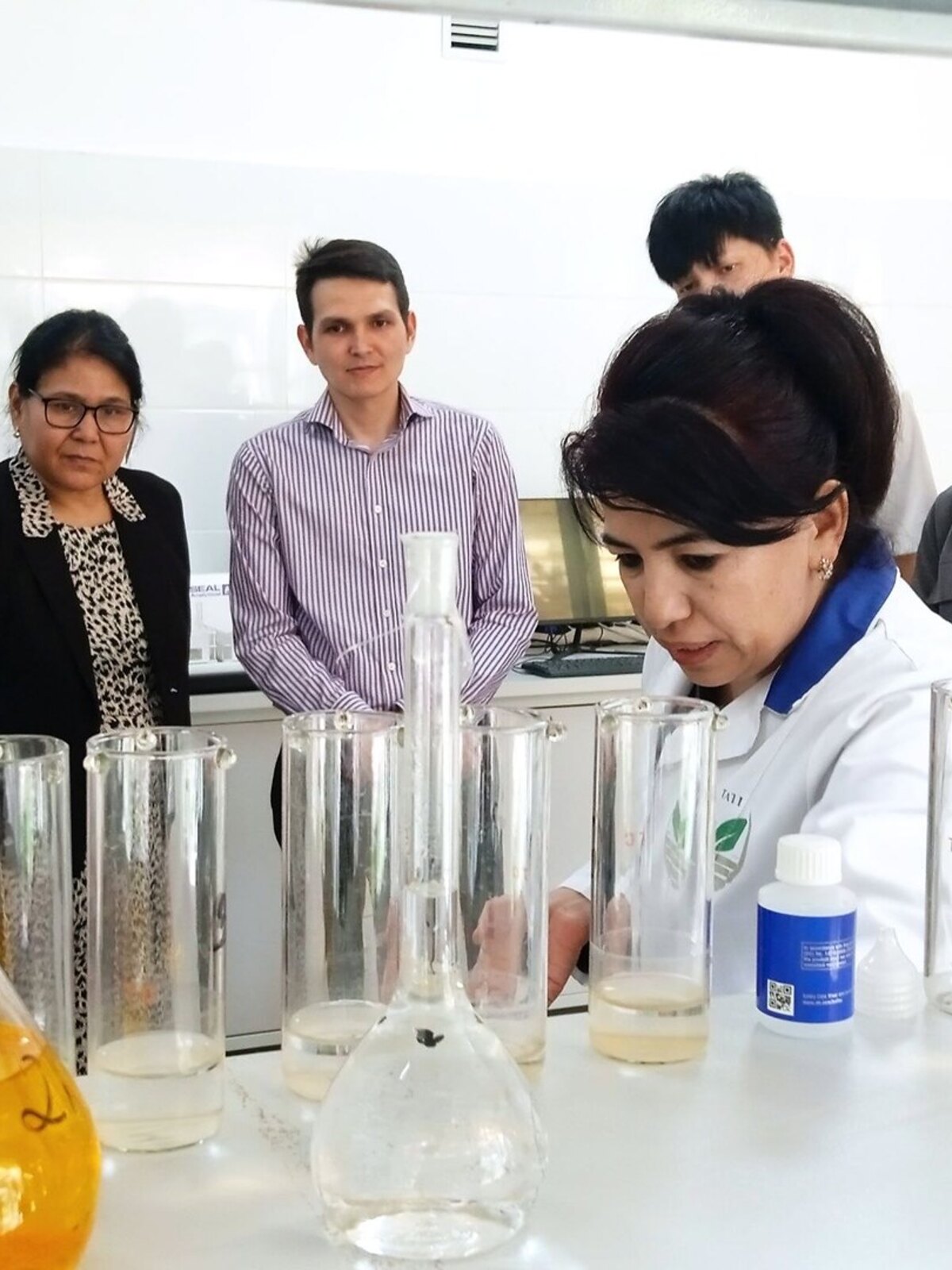 Institut laboratoriyasida tuproq tahlili
