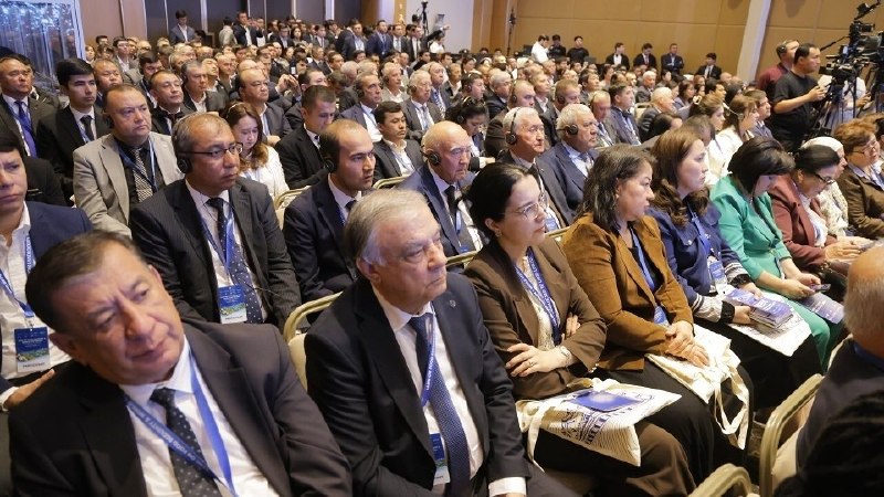 Ayni damda poytaxtimizdagi Hyatt Regency Tashkent mehmonxonasida Jahon paxta kuni munosabati bilan xalqaro tadbir boʻlib oʻtmoqda.