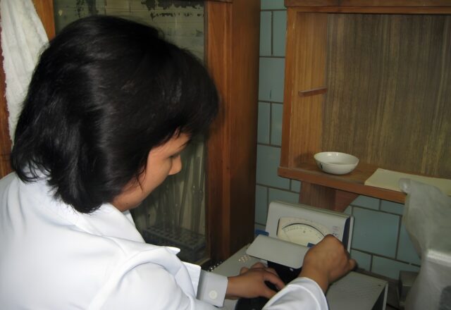 Institut laboratoriyasida tuproq tahlili