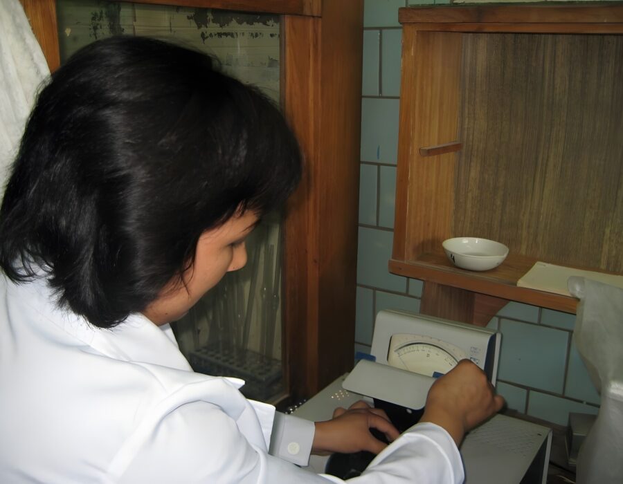 Institut laboratoriyasida tuproq tahlili